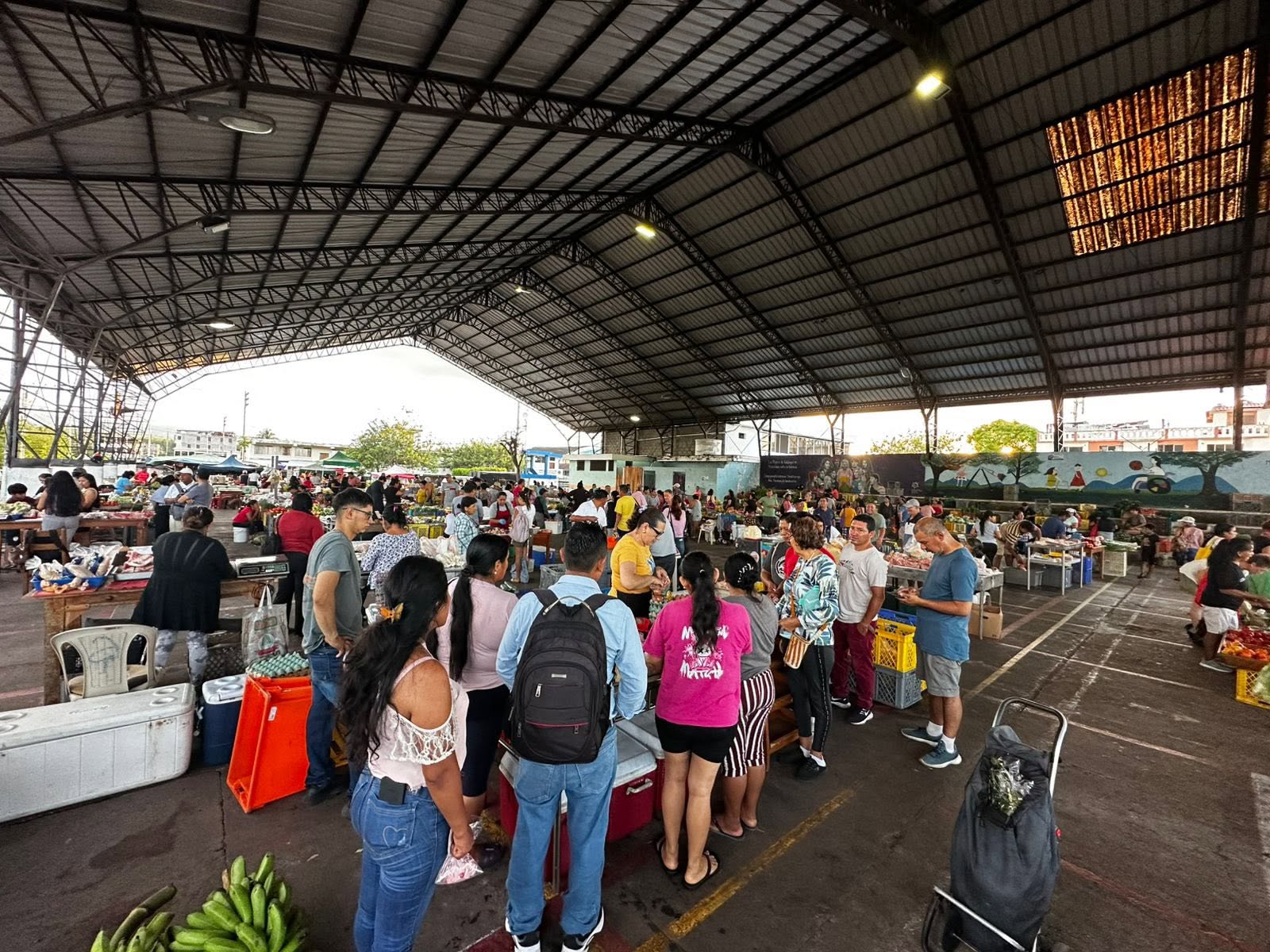 Mercado local con personas en actividad comercial y comunitaria