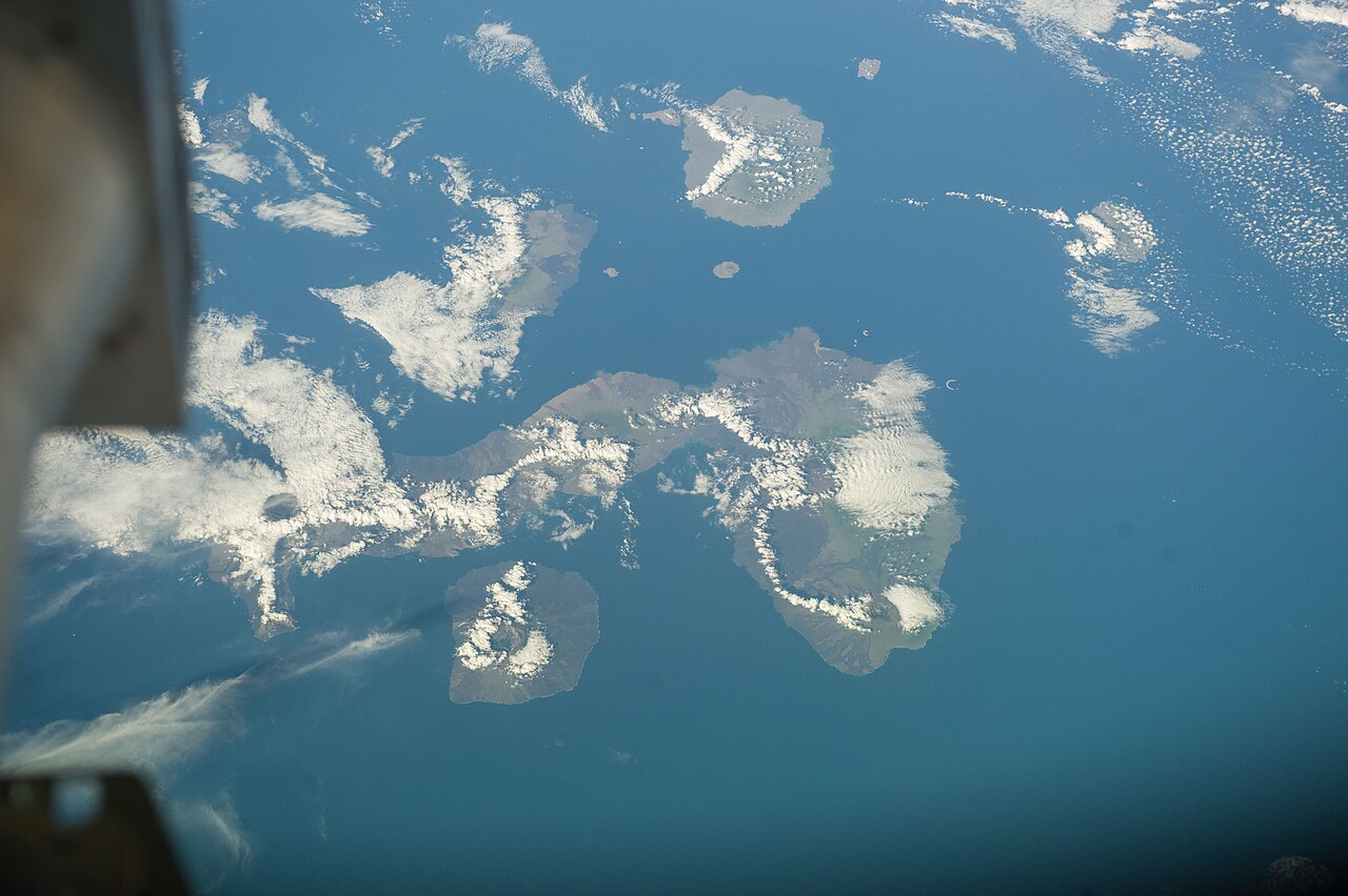Vista satelital del archipiélago desde el espacio, con nubes sobre el océano